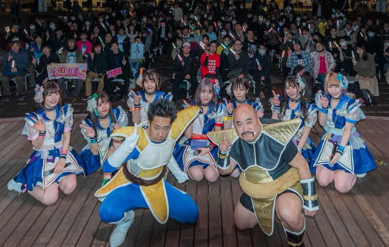 メジャーデビューの東京ドームシティ・ラクーアガーデンステージでポーズをとるキラフォレ