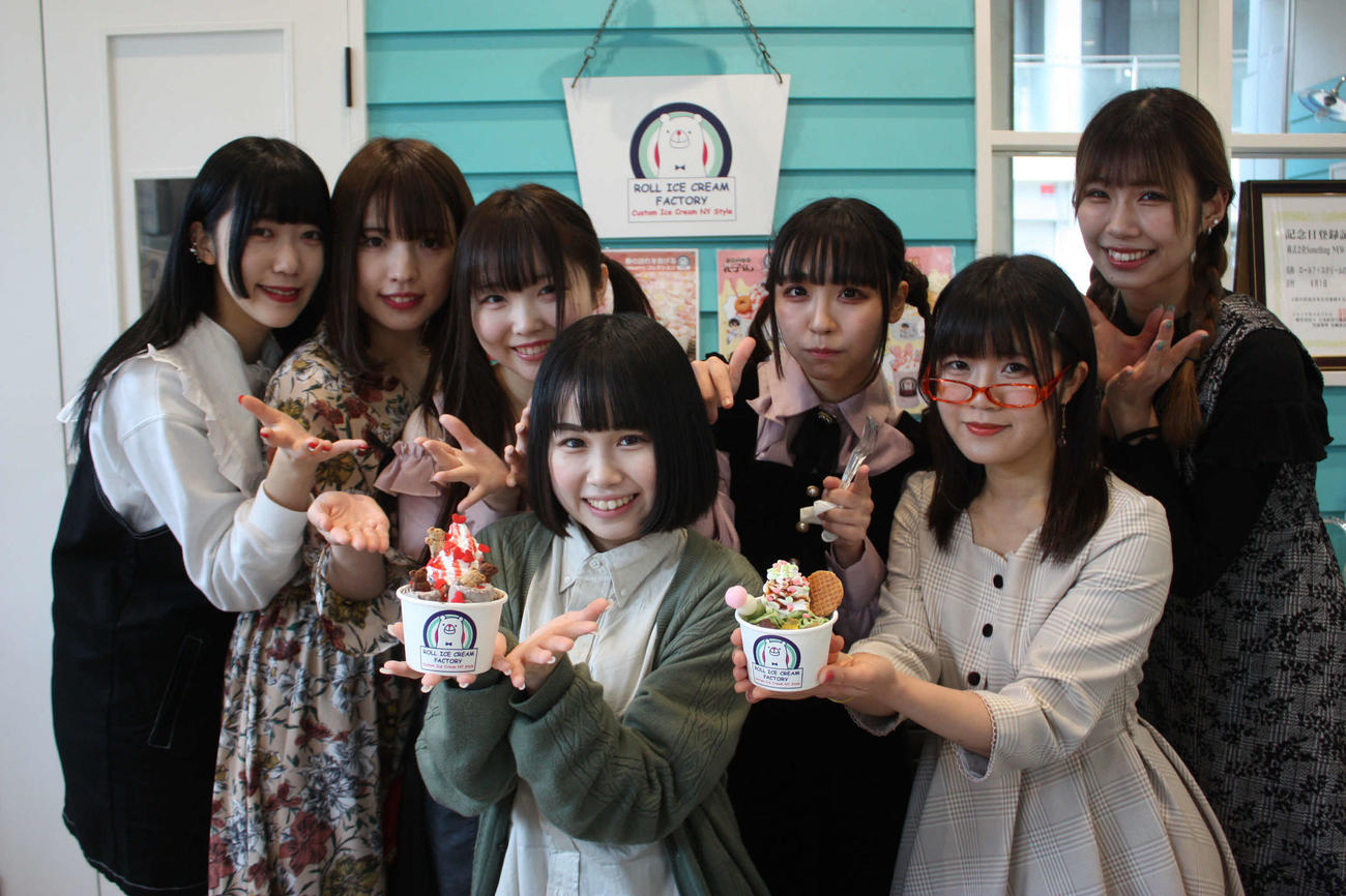製作したロールアイスを手にするアイスクリーム夢少女