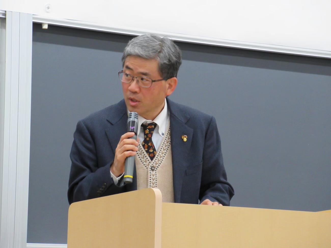 駒大で講義を行う川村さん