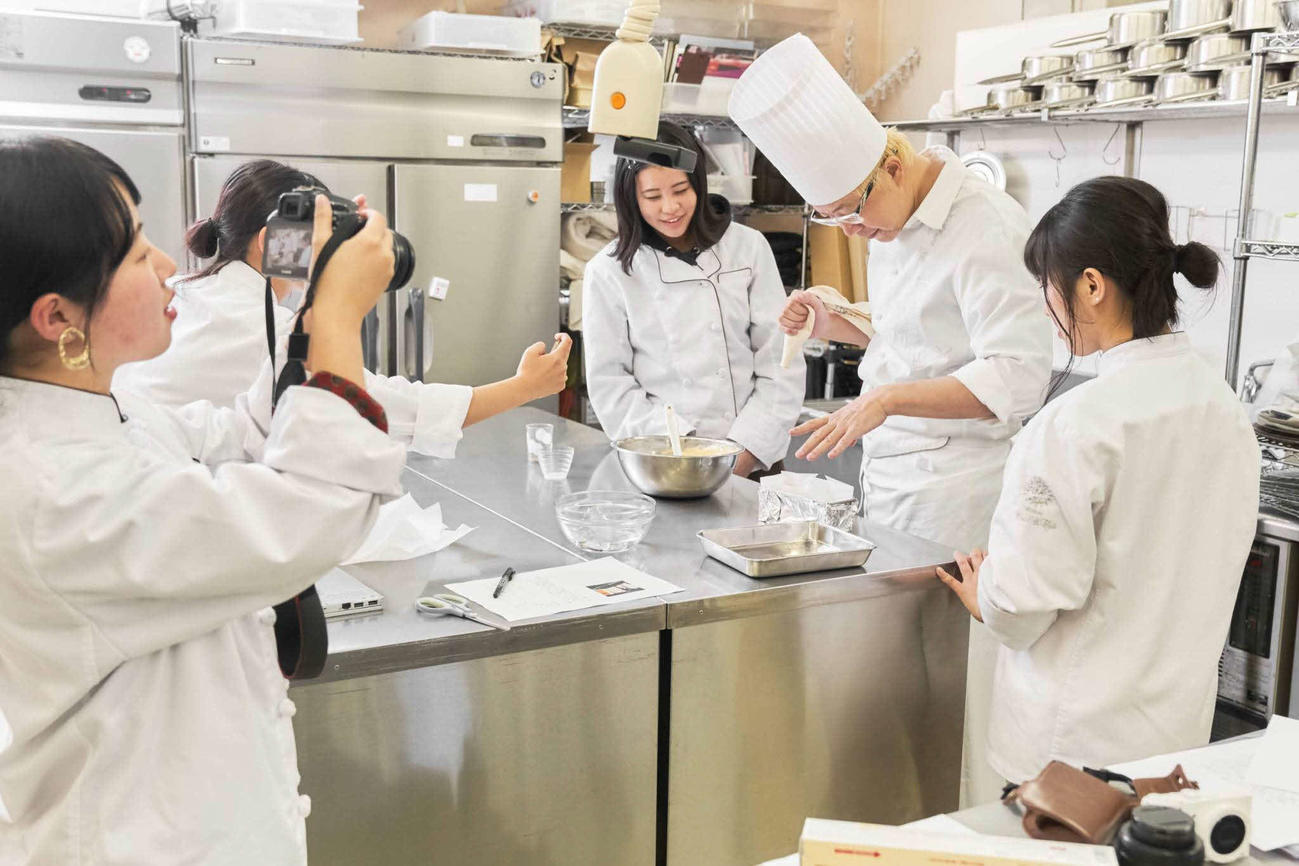 自由が丘でスイーツブランディングの授業を行う産業能率大の学生