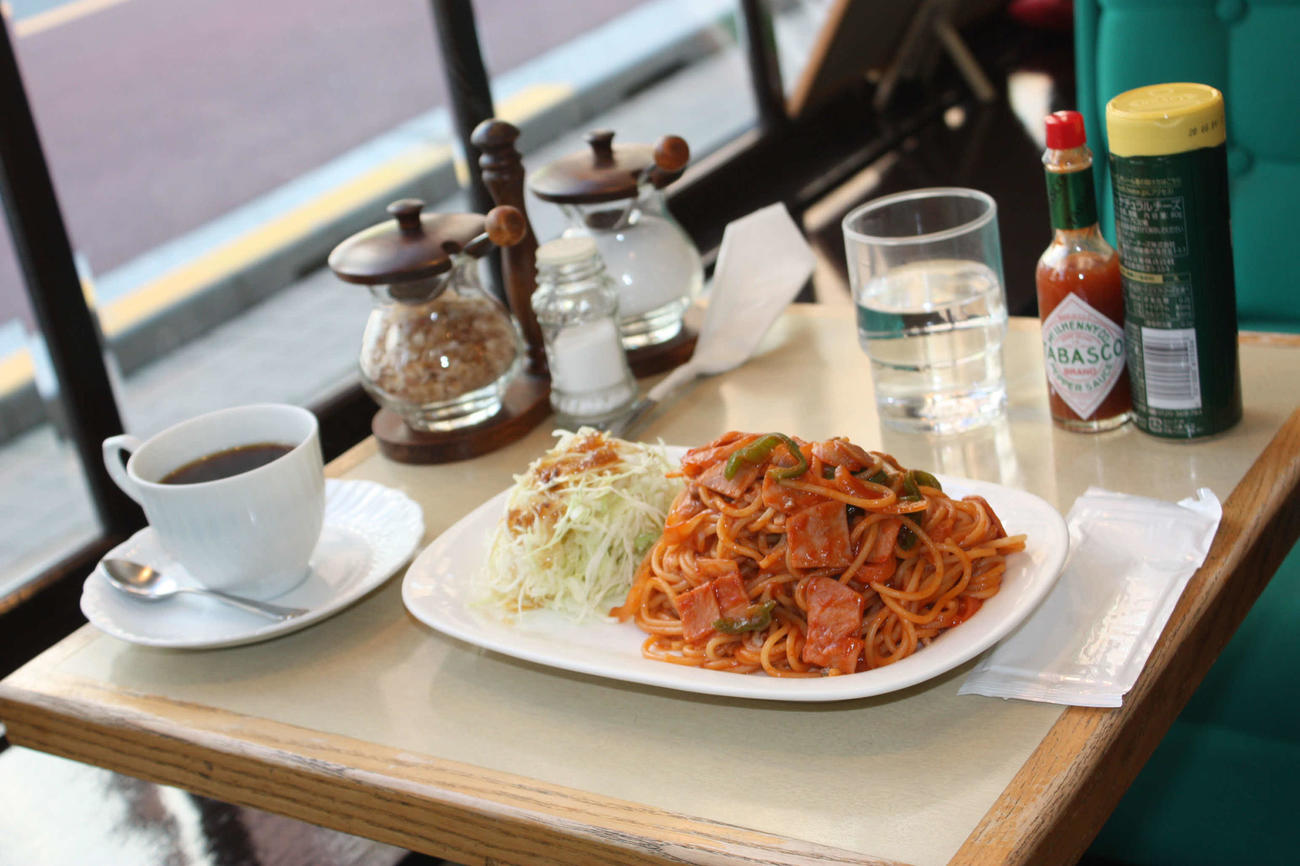 昔ながらのナポリタンとコーヒーは喫茶店の定番