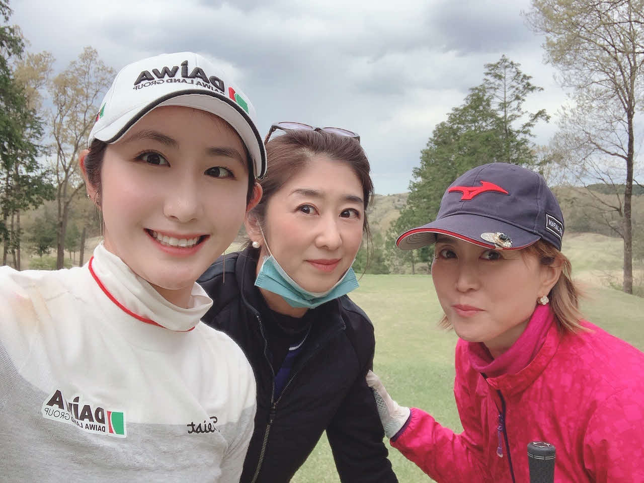 ゴルフは「楽しく真剣に」。左からペ・ソンウ、元木総支配人、新井敬子プロ