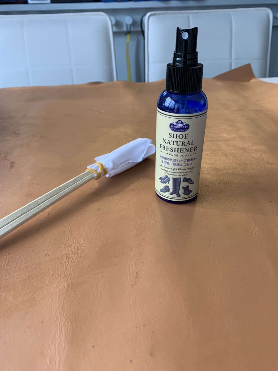 手入れ用品は割り箸に布を巻き付けたもの(左）と靴用除菌消臭ミスト「プレステージナチュラルフレッシュナー」