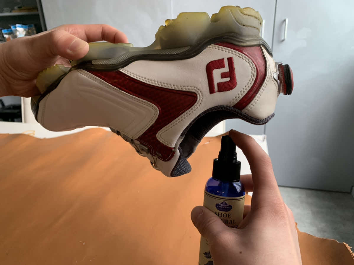 ＜2＞ナチュラルフレッシュナーを使用し、靴の中の消臭・除菌で臭いもすっきり