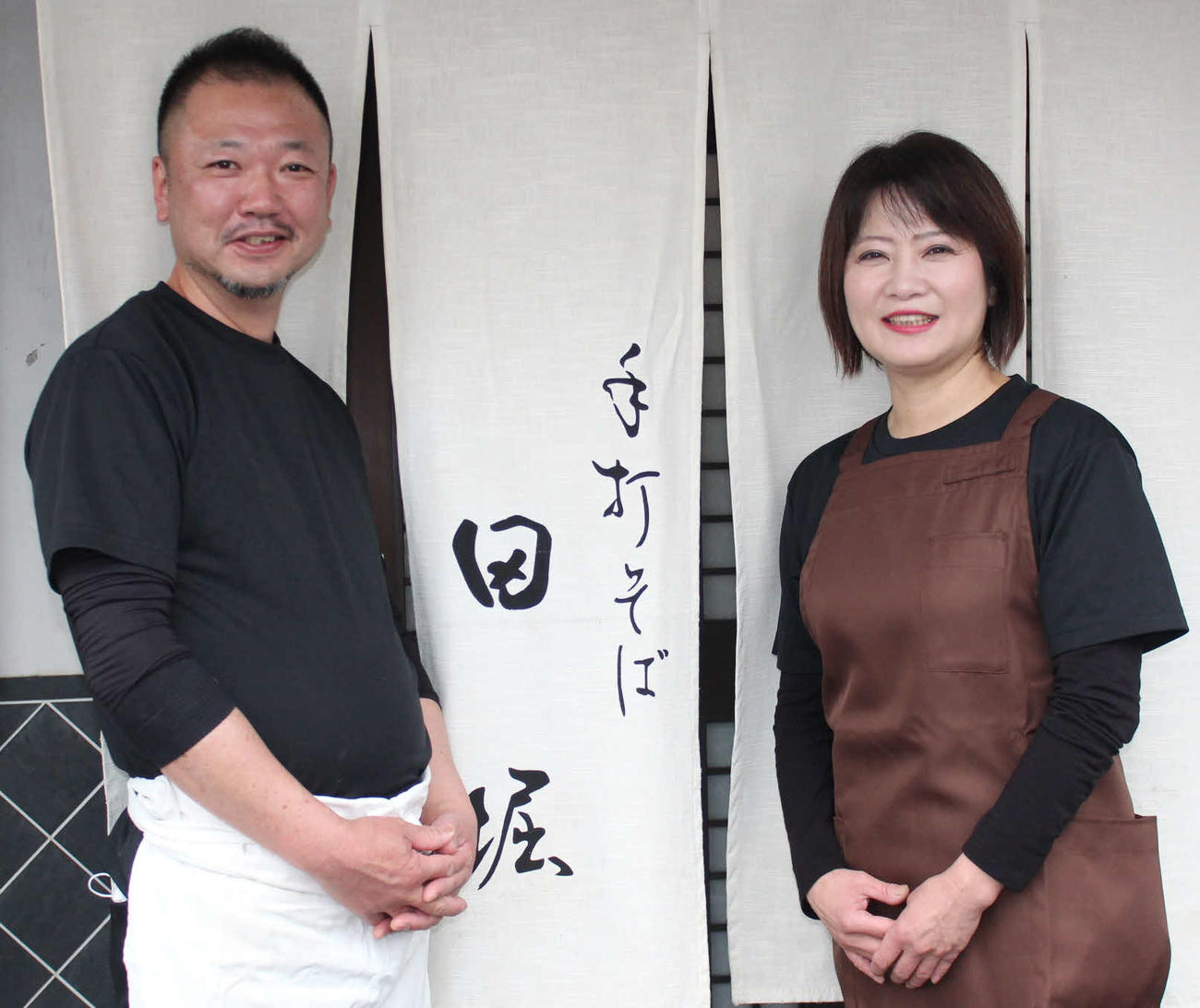 店主の小林茂美さんと妻の好美さん