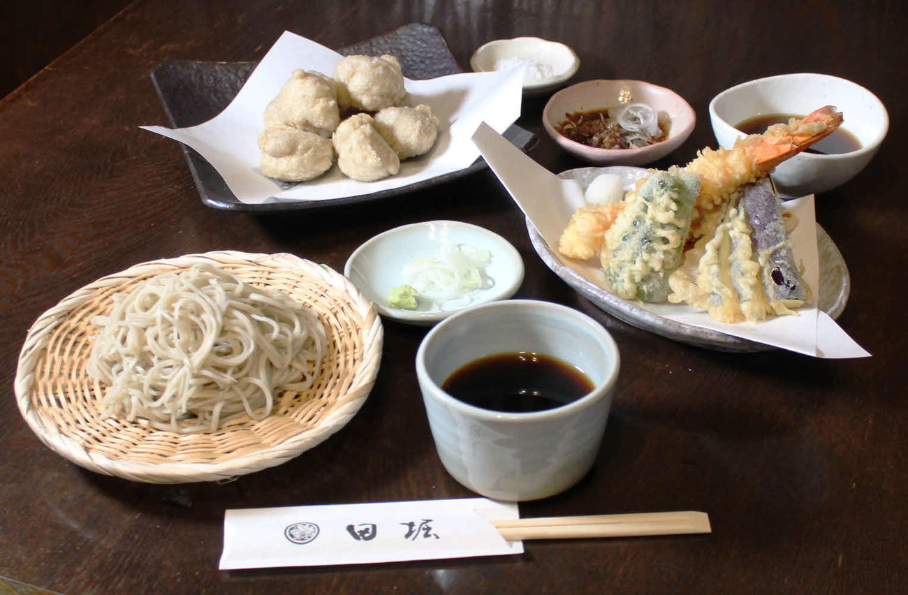 人気メニューの天もりとそばがきあげ