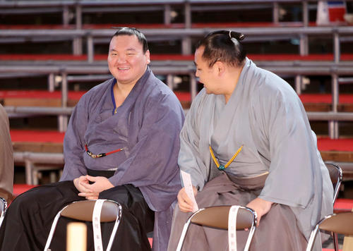 土俵祭り前、鶴竜（右）と笑顔で話す白鵬（2019年7月6日撮影）