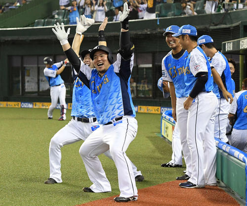 笑顔でどすこいポーズの西武山川穂高内野手（2019年8月14日撮影）