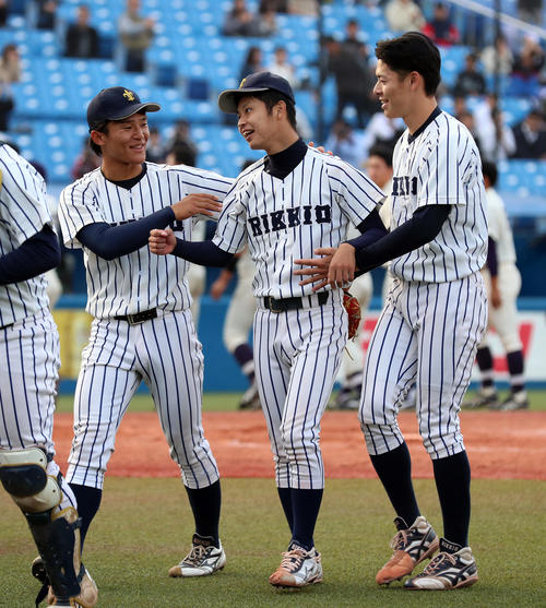明大対立大　明大に勝利し仲間と喜び合う立大・田中誠（中央）（撮影・大野祥一）