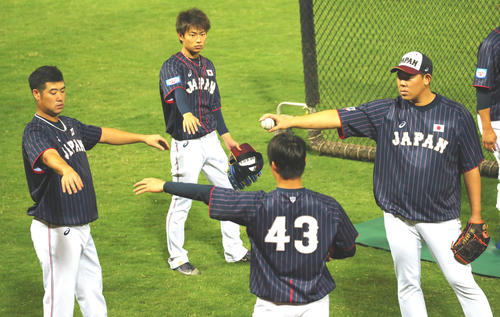 侍ジャパンの練習中、山本由伸（手前）、大竹寛（左）、山岡泰輔（奥）にアドバイスする山口俊（撮影・垰建太）