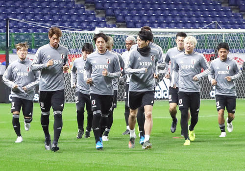 ランニングするサッカー日本代表イレブン（撮影・前田充）
