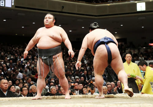 御嶽海（右）を突き落としで破った貴景勝（撮影・鈴木正人）