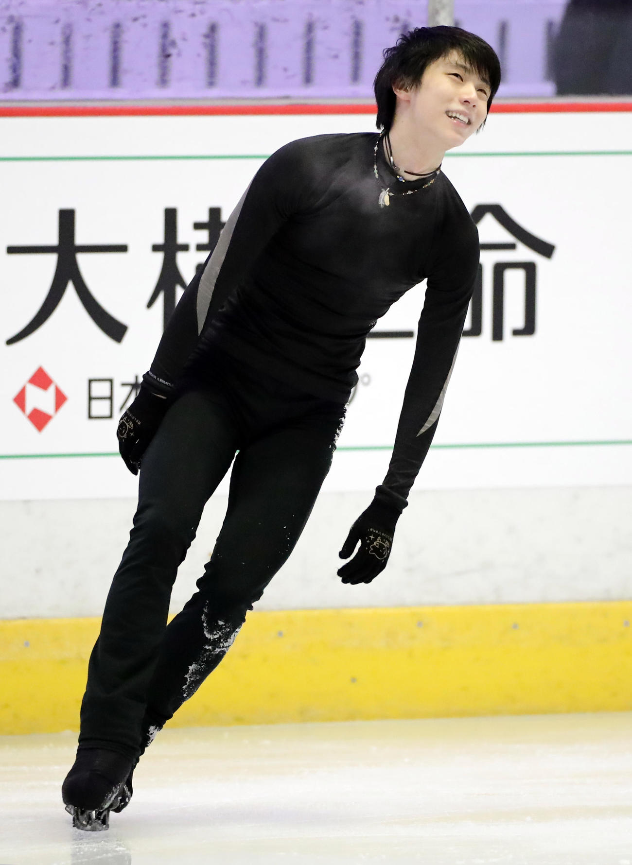 練習でジャンプで転倒後、苦笑いする羽生（撮影・浅見桂子）