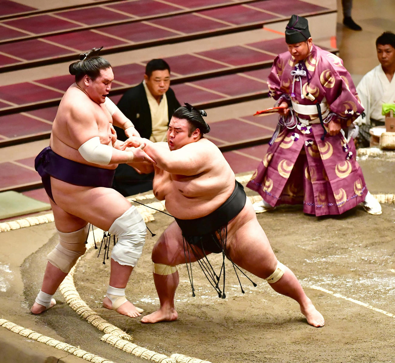 大相撲秋場所初日　貴景勝（右）は押し出しで照ノ富士を破る（撮影・小沢裕）