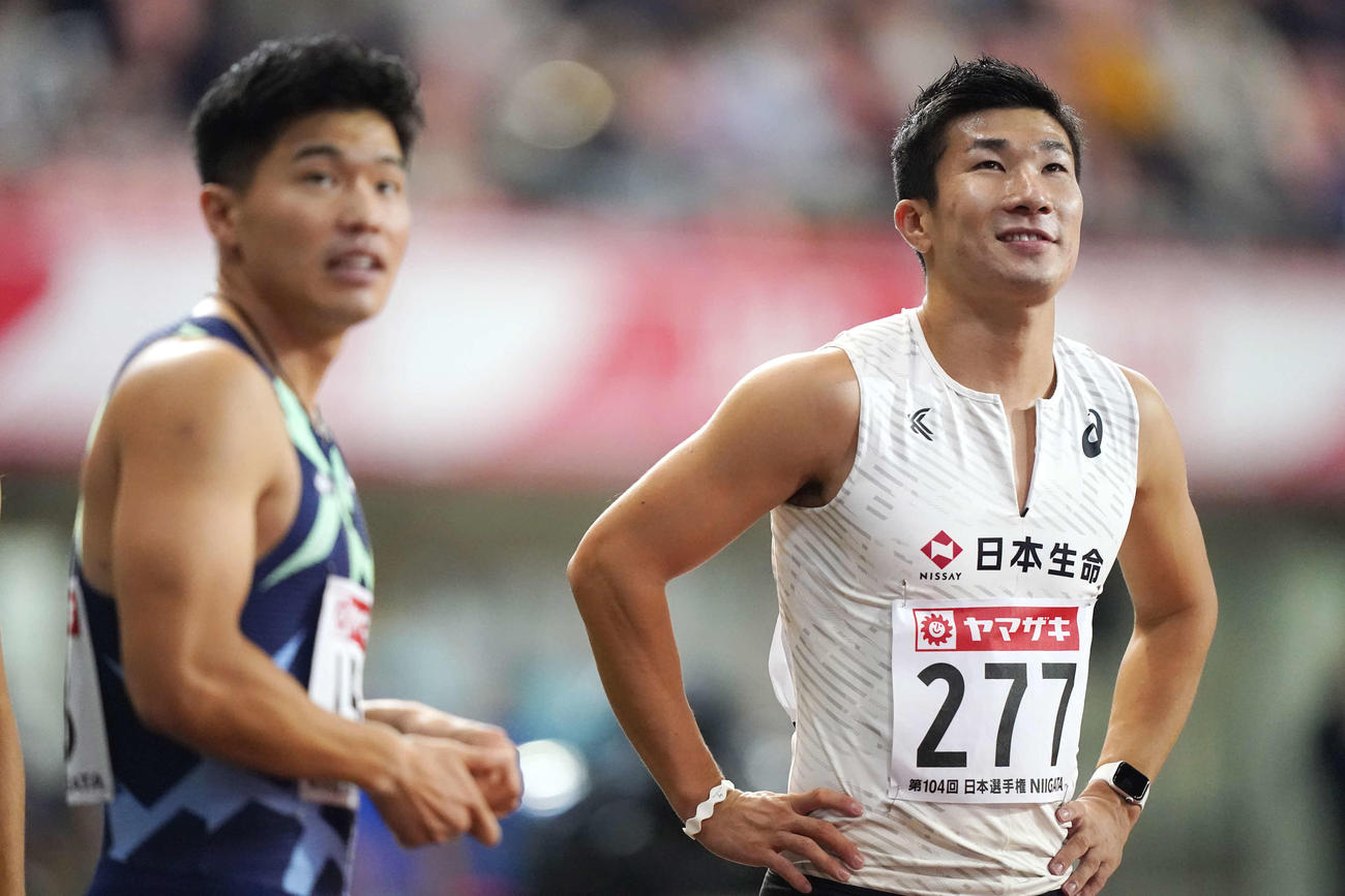 男子100メートル準決勝で1着となり決勝進出の桐生（右）。左は2着の小池（撮影・江口和貴）