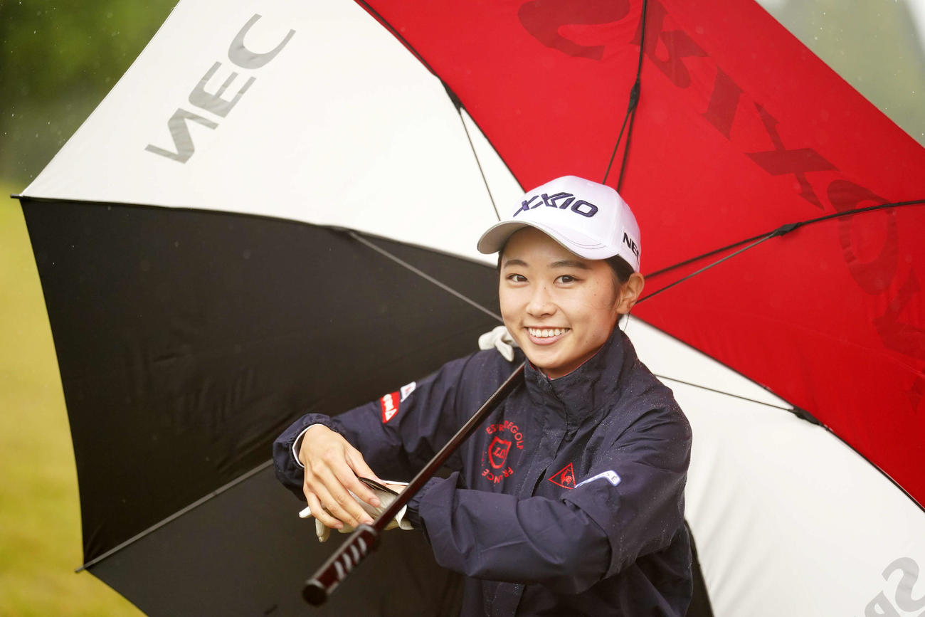 練習ラウンドでカメラに向かい笑みを浮かべる安田祐香（撮影・江口和貴）