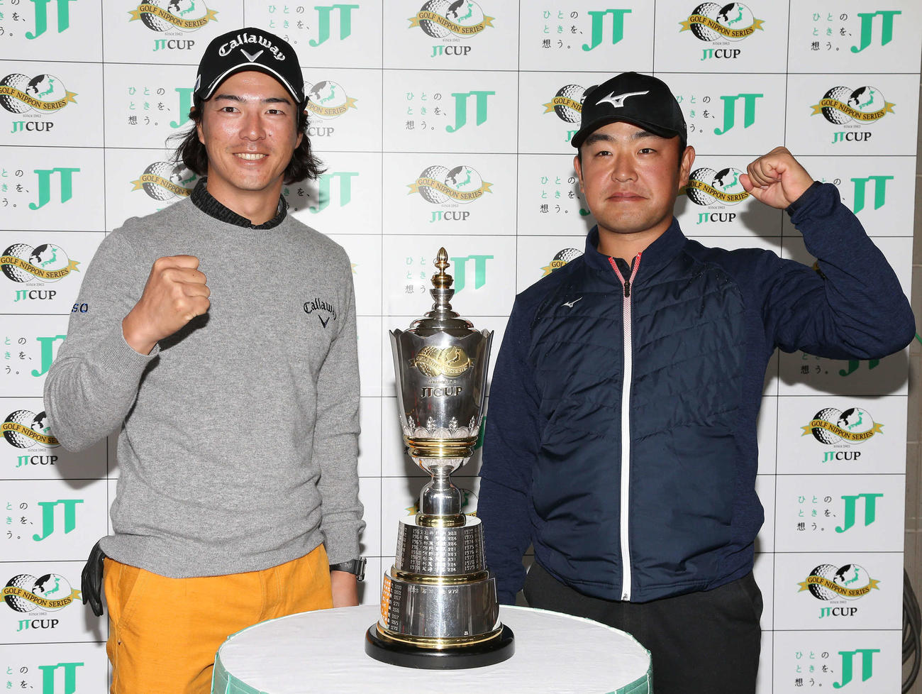 JTカップを前にガッツポーズで健闘を誓う石川遼（左）と時松（撮影・丹羽敏通）