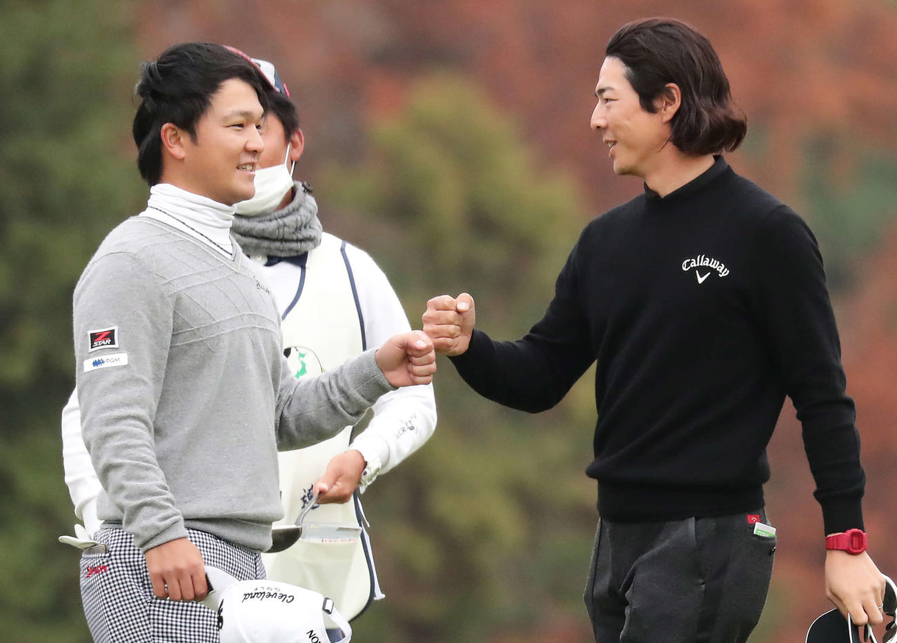 18番、首位と3打差でホールアウトした石川遼（右）（撮影・丹羽敏通）