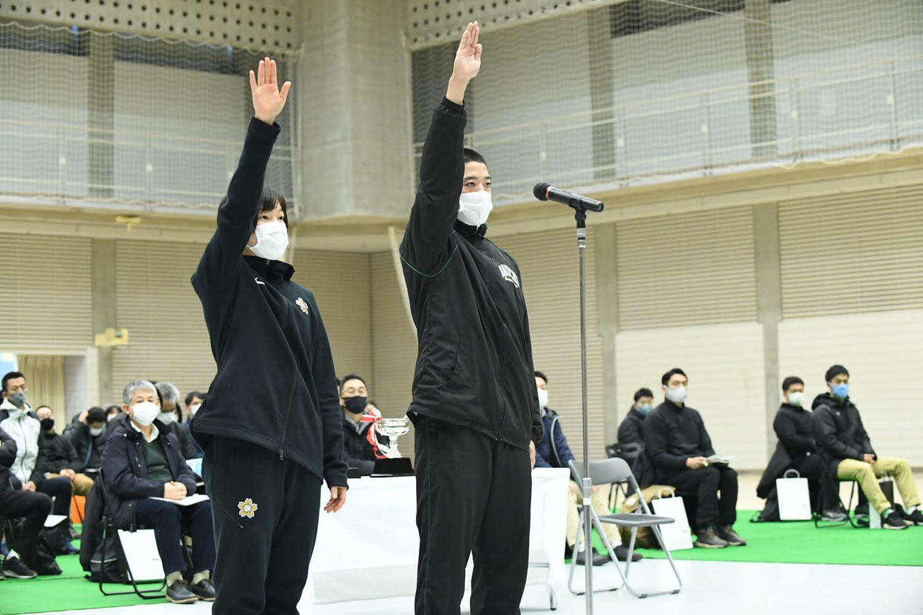 バスケットボール全国高校選手権　選手宣誓する、昨年女子優勝校の桜花学園・江村主将と男子優勝校の福岡第一・松本主将（C）JBA