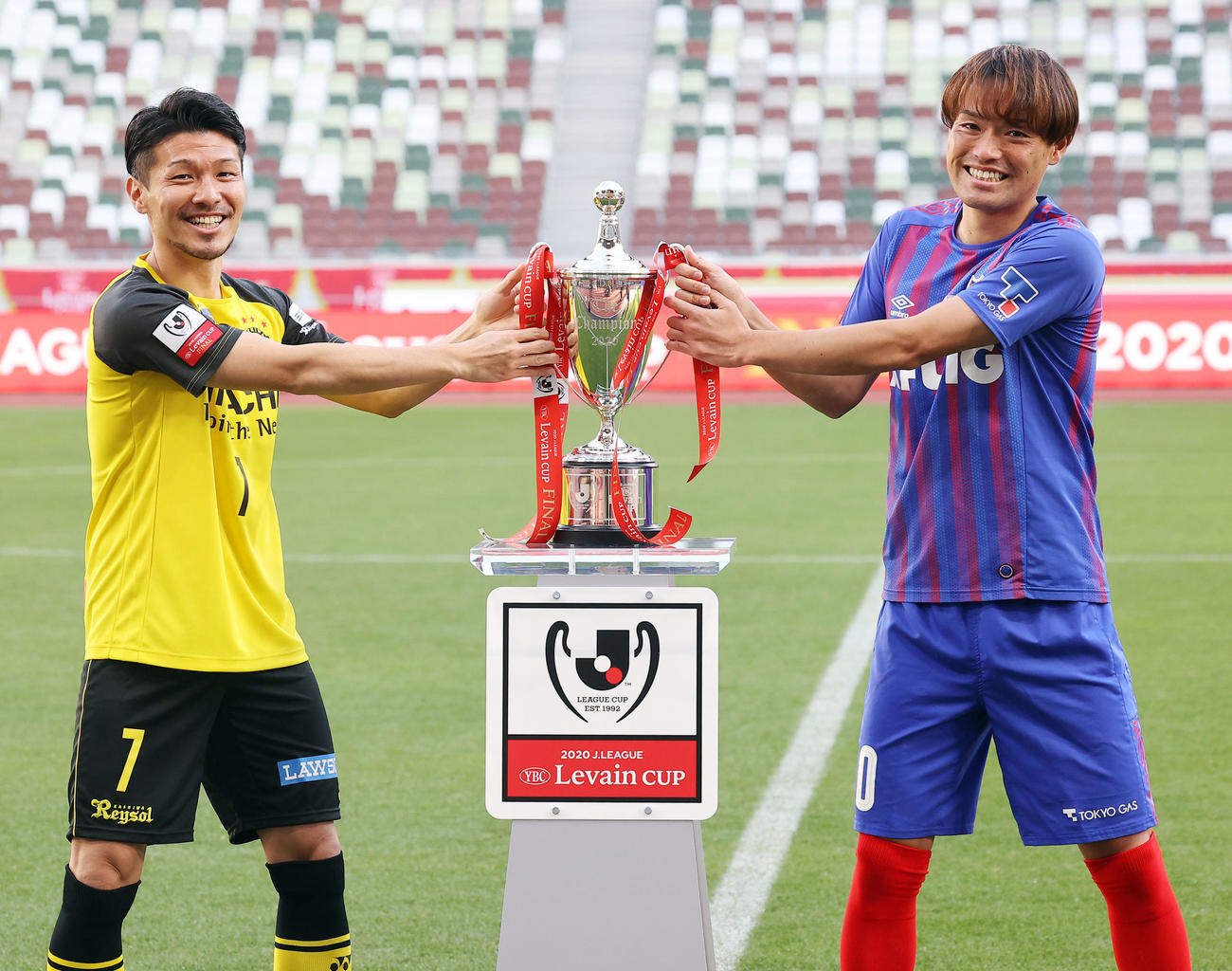 ルヴァン杯決勝を控えた前日練習で、カップを奪い合うポーズで記念撮影する柏MF大谷（左）と東京MF東の両主将（2021年1月3日撮影）