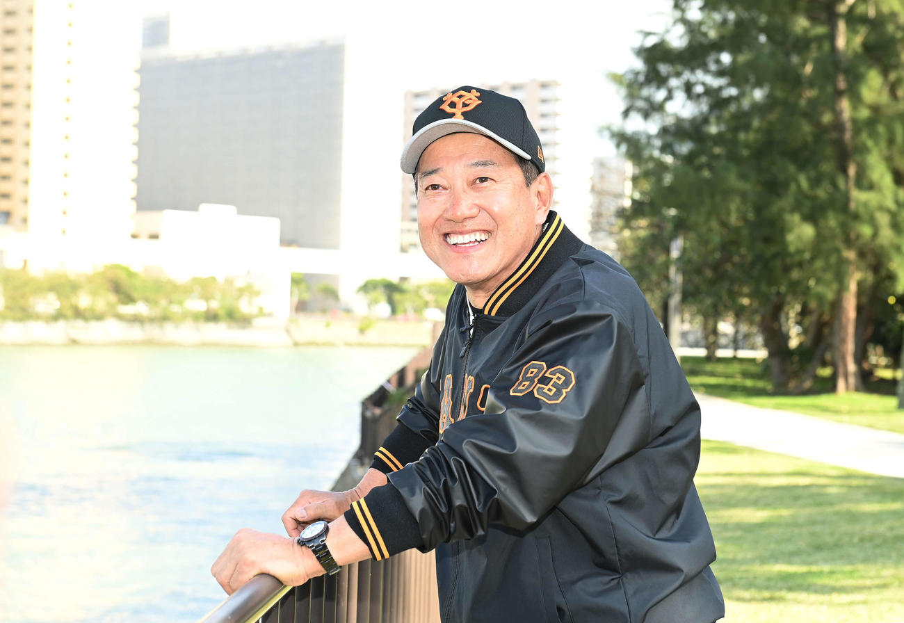 徒歩で宿舎へ帰る途中、川沿いで笑顔の巨人原監督（撮影・鈴木みどり）