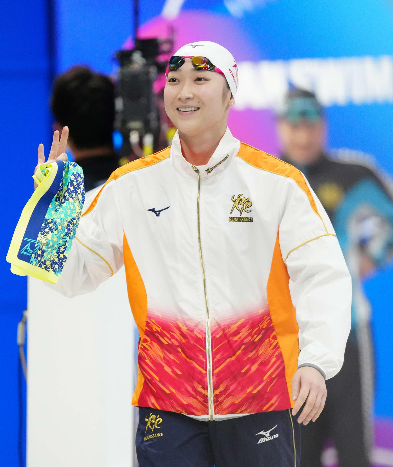 女子50メートル自由形準決勝前、笑顔を見せる池江（撮影・江口和貴）
