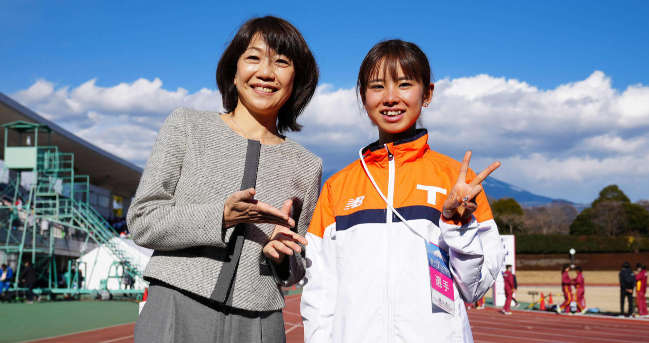 全日本大学女子選抜駅伝　レース後、高橋尚子さん（左）と笑顔を見せる拓大・不破（撮影・江口和貴）＝2021年12月30日