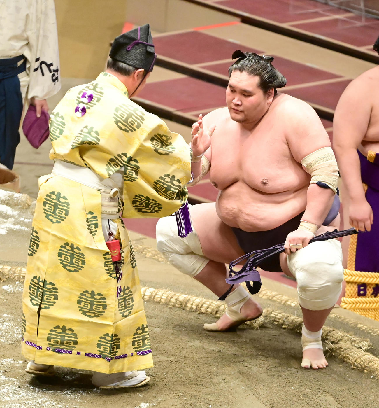 大相撲夏場所8日目　懸賞金を手にする照ノ富士（撮影・小沢裕）