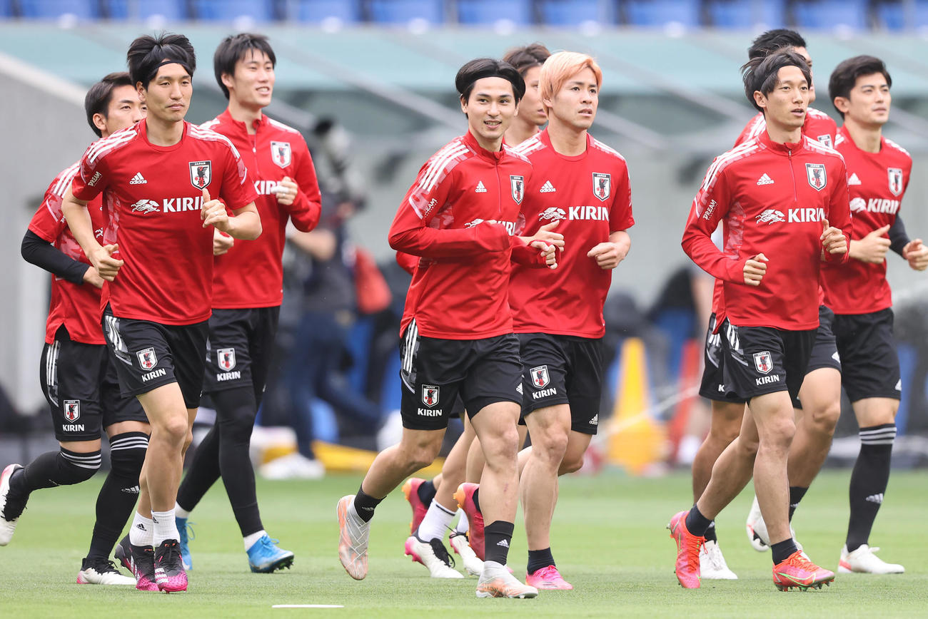前日練習でランニングする南野（中央）ら日本代表の選手たち。左から川辺、原口、鎌田、1人おいて小川、室屋、谷口（撮影・垰建太）