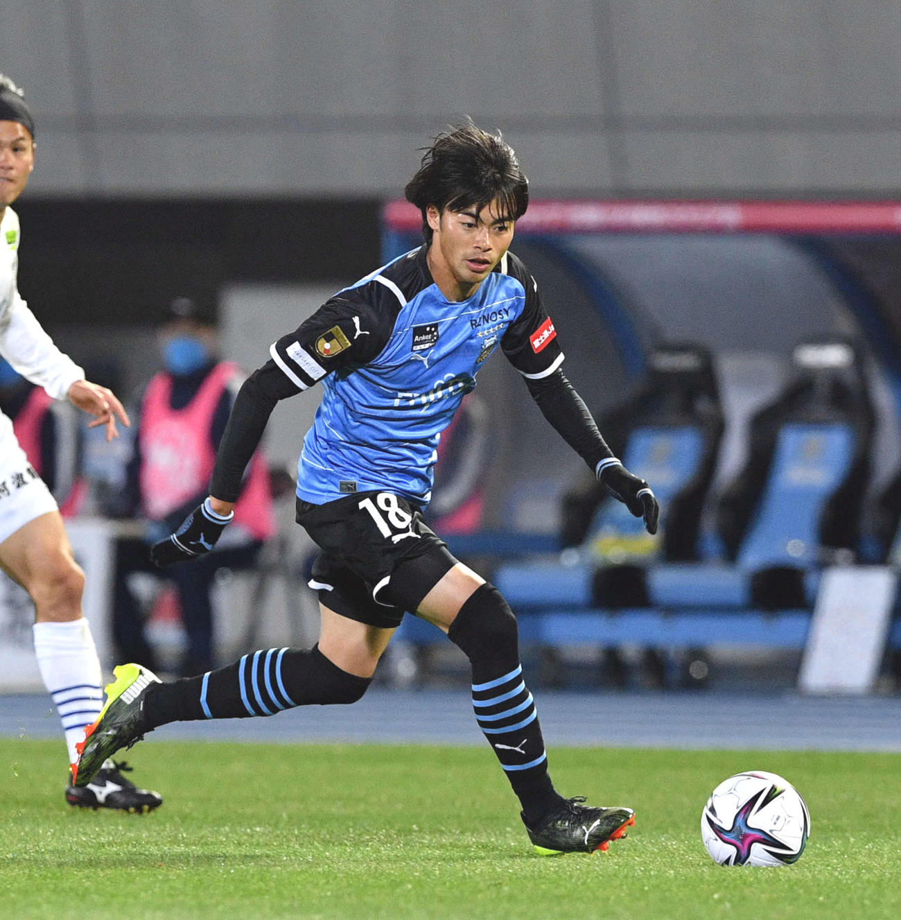 ドリブルで攻め込む川崎F三笘（2021年3月10日撮影）