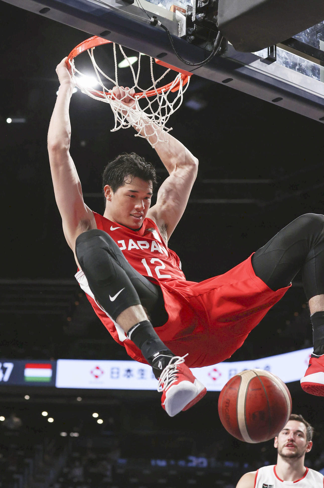 ダンクシュートを決めるバスケットボール日本代表の渡辺雄太（2021年7月7日・代表撮影）