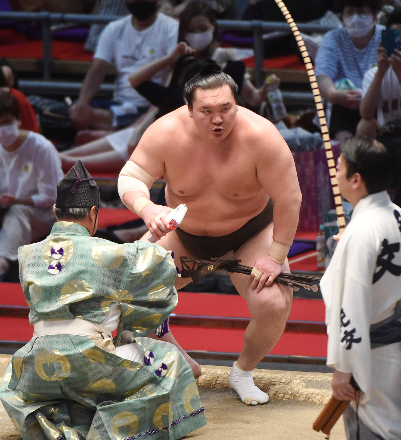 大相撲名古屋場所11日目　白鵬（中央）は若隆景を寄り倒しで破り懸賞を受け取る（撮影・森本幸一）