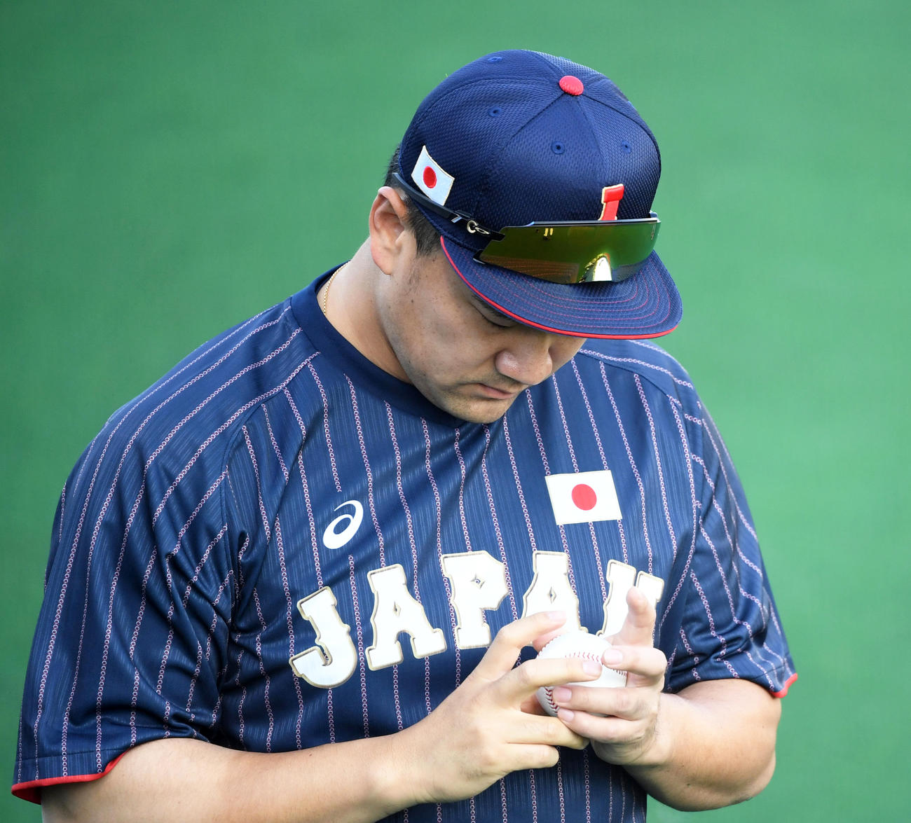 ボールを見つめる田中将（撮影・横山健太）