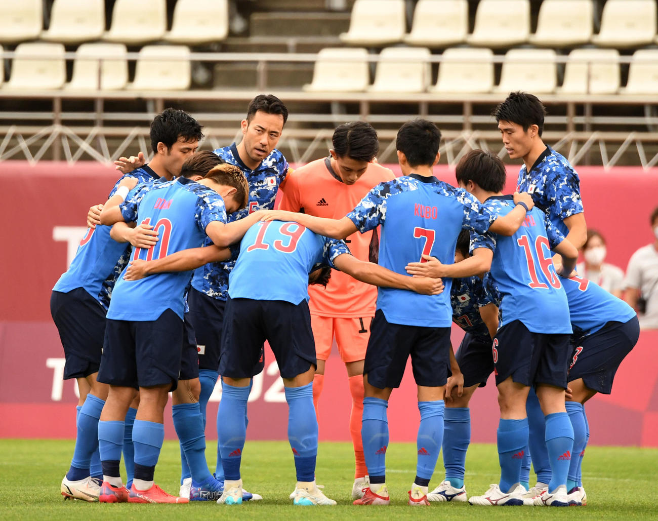 円陣を組む日本（2021年7月31日撮影）