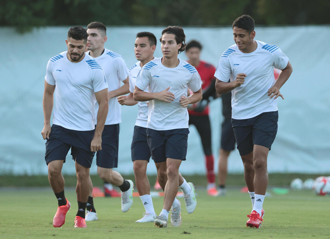 日本戦に向けて調整するライネス（中央）らメキシコの選手たち（撮影・前田充）