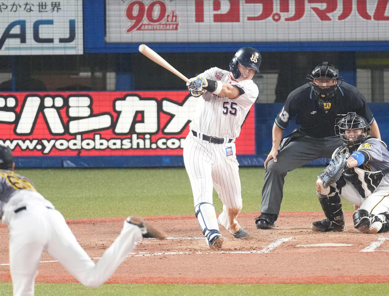 14日、通算99号本塁打を放つヤクルト村上
