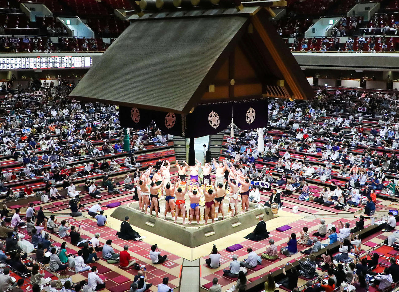 秋場所初日の幕内土俵入り（2021年9月12日撮影）