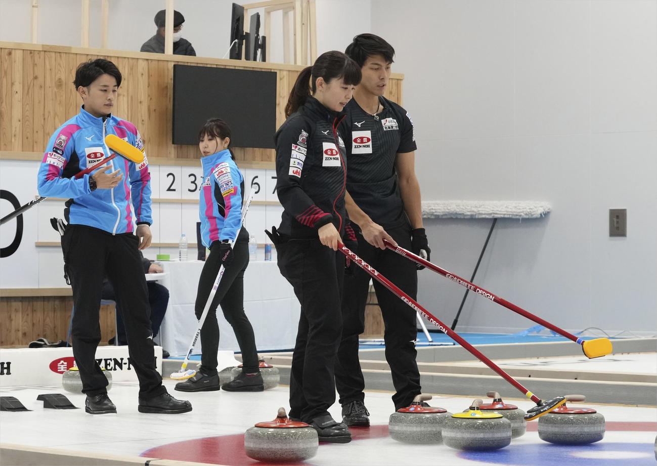 カーリング混合ダブルス日本代表決定戦で対戦する吉田夕梨花、松村雄太組と松村千秋、谷田康真組（代表撮影）