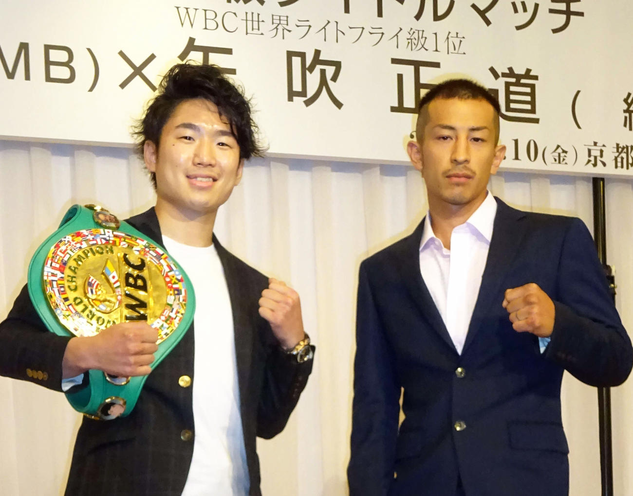 WBC世界ライトフライ級王者寺地拳四朗（左）と同級1位の挑戦者矢吹正道