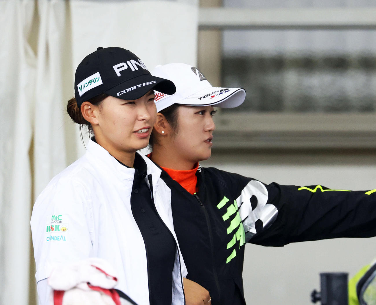 日本女子オープン選手権2日目が中止になり言葉を交わす渋野日向子（左）と稲見萌寧
