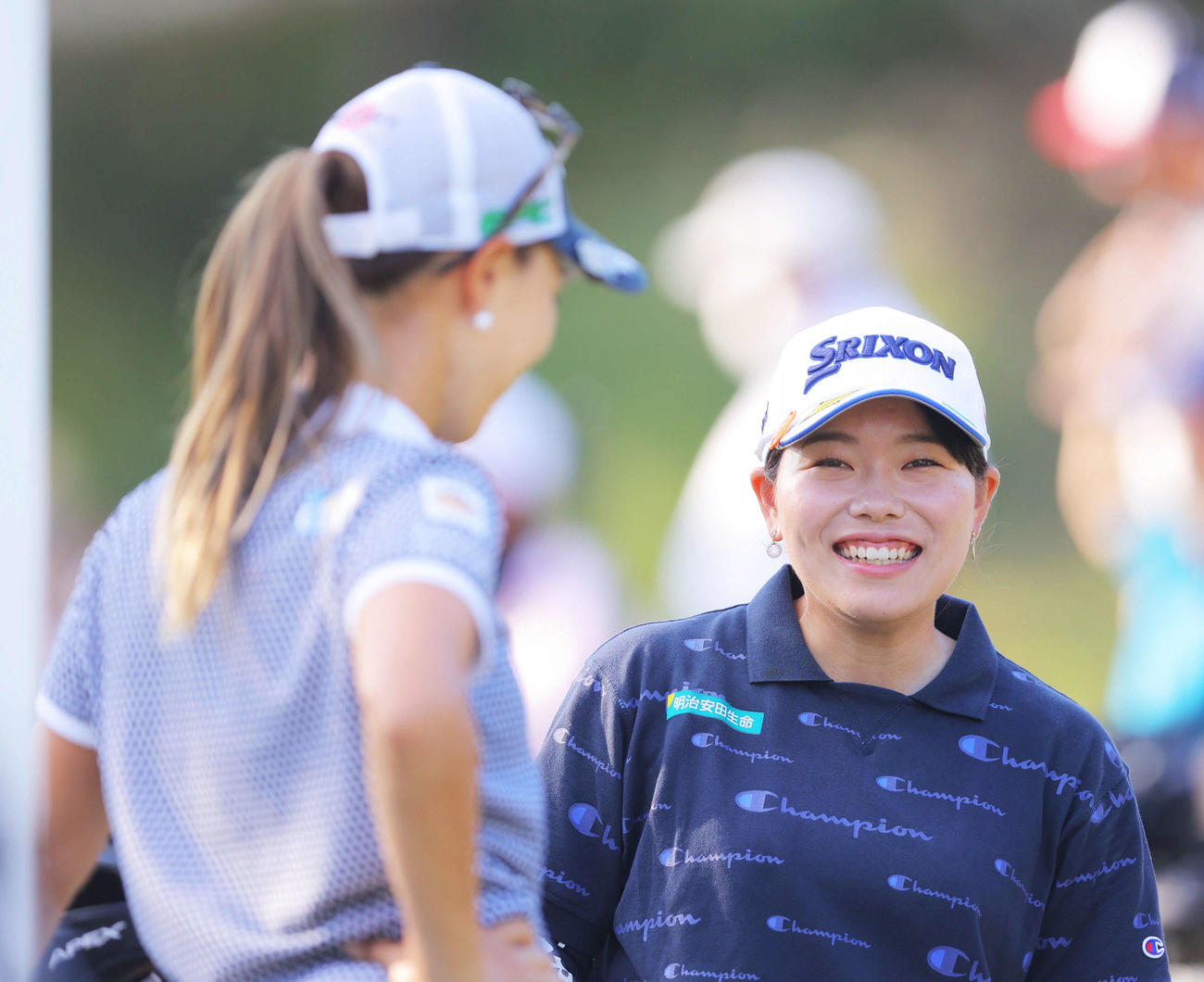 上田桃子（左）と笑顔で会話する勝みなみ