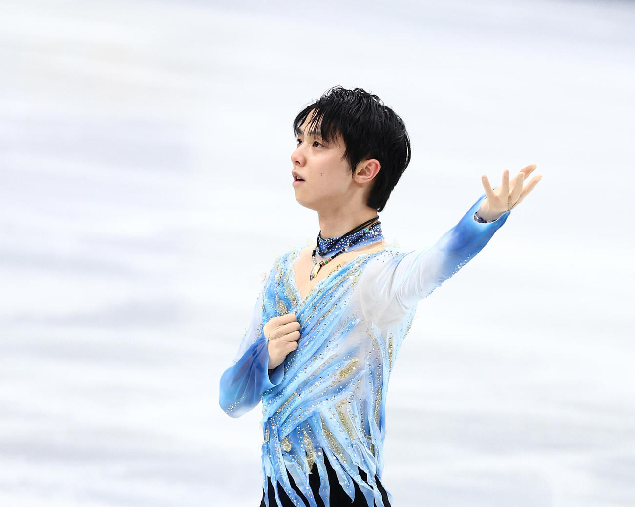 24日、男子SP首位に立った羽生結弦