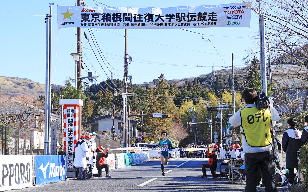 往路を1着でゴールする青学大5区若林（撮影・垰建太）