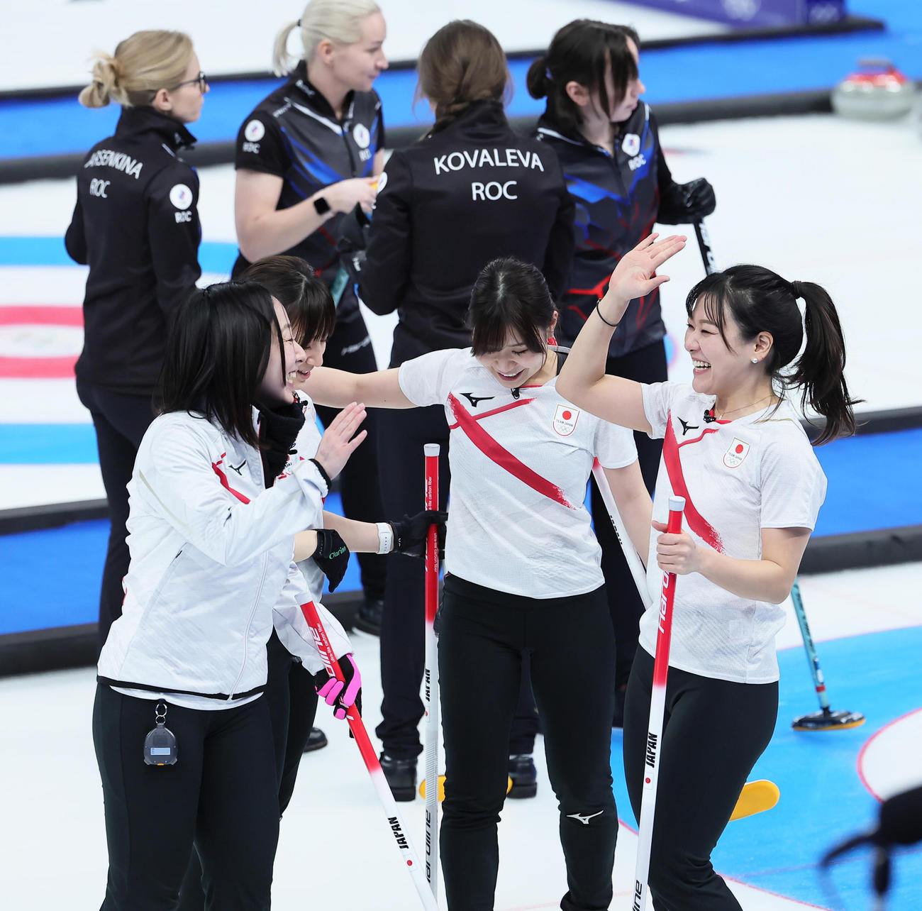 12日、ROCに勝利し喜ぶ日本チーム。左から藤沢、鈴木、吉田夕、吉田知（撮影・足立雅史）