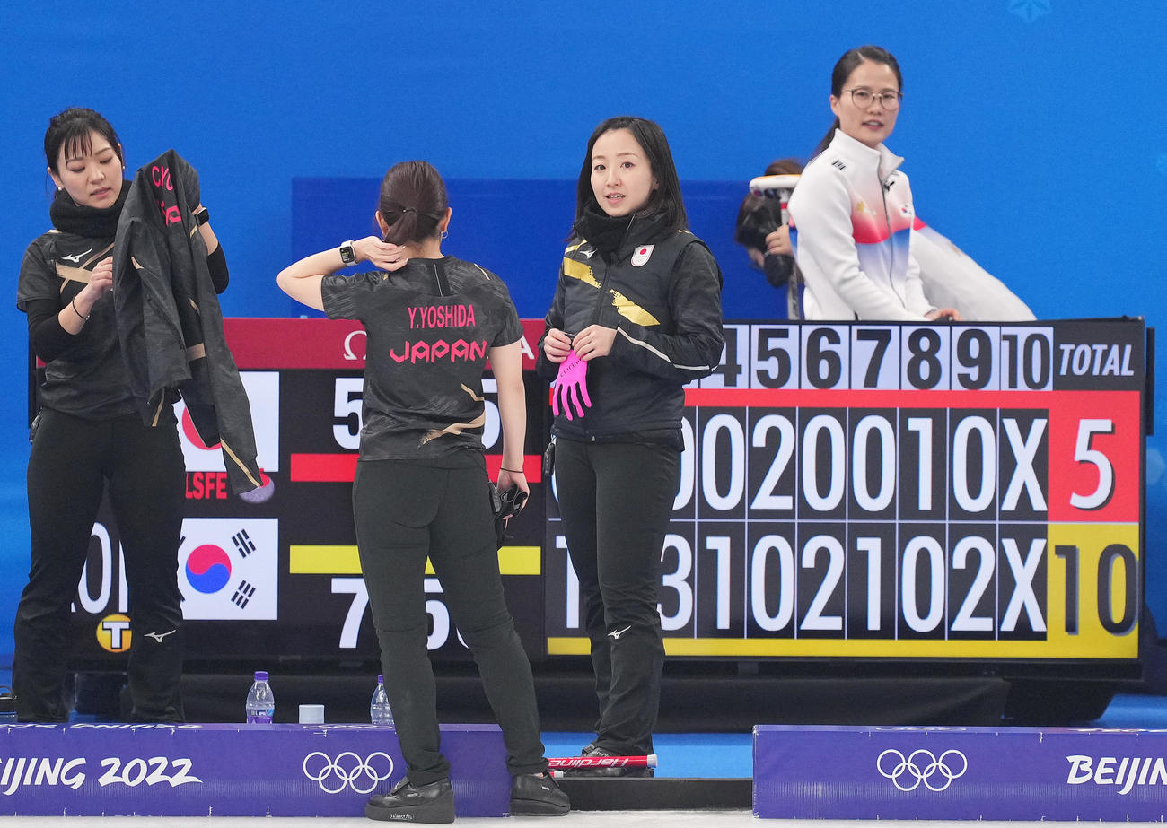 日本対韓国　韓国に敗れたロコ・ソラーレの藤沢（中央右）ら。右端は右端は金ウンジョ（撮影・菅敏）