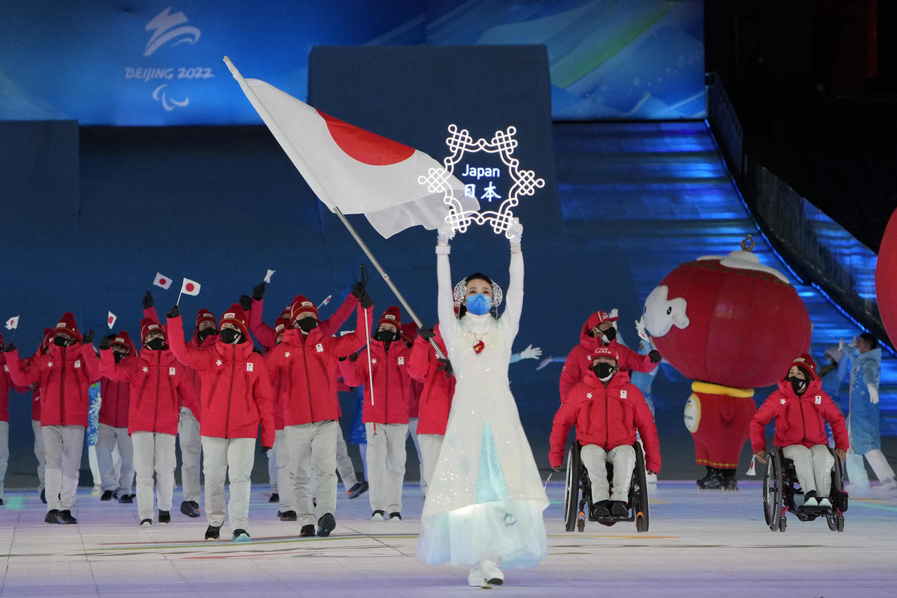 北京パラリンピック開会式に参加する日本選手団（AP）