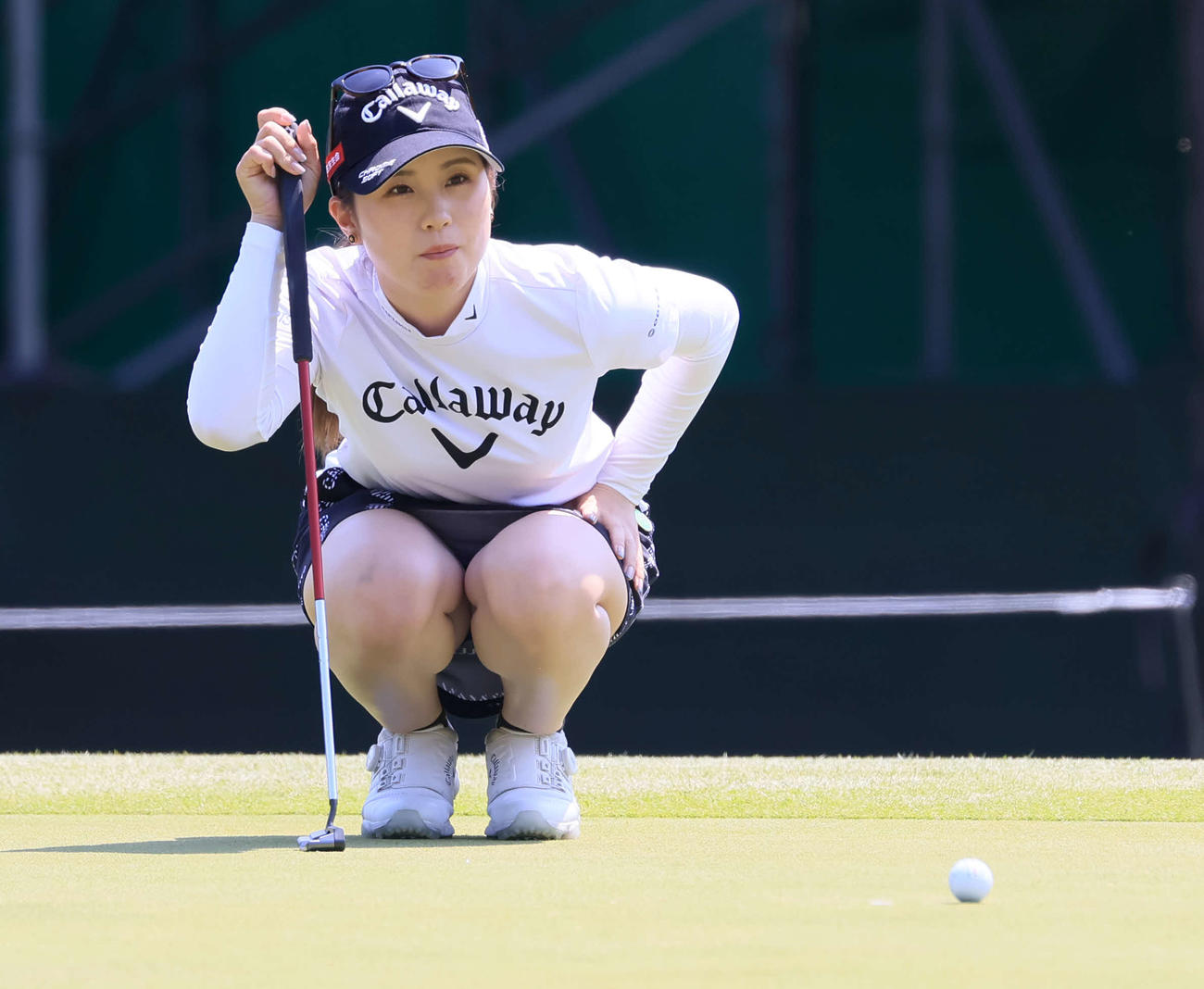 ワールド・サロンパス・カップ　プロ・アマ大会　9番、グリーンでラインを読む西村優菜（撮影・浅見桂子）
