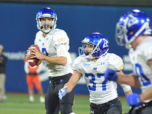 ３年前の雪辱に燃えるＩＢＭのＱＢケビン・クラフト（左）