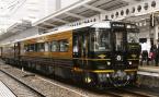 内覧会のためＪＲ博多駅に入線する観光特急「Ａ列車で行こう」（共同）