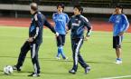 ザッケローニ監督（左）に指導を受ける藤本（左から２人目）と岡崎（右端）